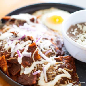 chilaquiles-2-mole-mango-mango.webp